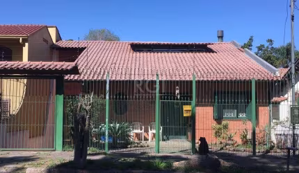 Casa com aproximadamente 354m² de área construída, composta de 03 dormitórios, sendo 02 suítes, gabinete, amplo living para 02 ambientes com terraço (agora fechado), sala de jantar, lavabo, copa-cozin