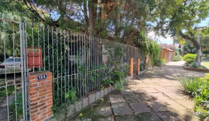 CASA de Alvenaria antiga (154 m2), em terreno plano de 432m2'. Vende-se Casa Antiga, de Alvenaria, com 99 m2, com 'Habite-se', a reformar, de 2 dorm., wc, sala, cozinha e copa, em Terre