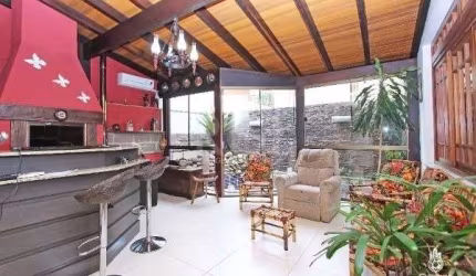 Lindíssima casa com 189 m² de área privativa, 3 dormitórios, sendo 1 suíte, 3 banheiros, lavabo, cozinha ampla, living 2 ambientes, sótão, churrasqueira e vaga para 2 carros. Peças amplas, muita ilumi