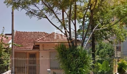 Casa 3 dormitórios (100,00 m²) área privativa, living 2 ambientes, banheiro social, cozinha e área de serviço.&lt;BR&gt;Anexo nos fundos ( uma garagem) que foi fechada e virou depósito com churrasquei