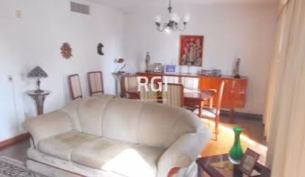 Apartamento de FRENTE (154,69 m²)   - 3 dormitórios sendo um suíte, living 2 ambientes, lavabo, banho social, cozinha com área separada e churrasqueira. Dependência com wc auxiliar.  Apto no 6º andar.