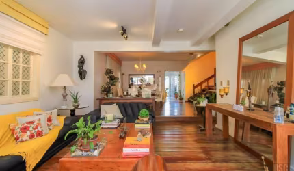 Belíssima casa, super bem distribuída, ensolarada e arejada. Living para 3 ambientes com lavabo, cozinha com pia e armários planejados, lavanderia, despensa, dependência de empregada com banheiro. Ban