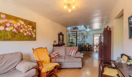 Ótima casa de 253m²  no bairro Nonoai! O imóvel conta com 3 suítes, lavabo, sala de estar e jantar, escritório, cozinha, lavanderia, sótão, terraço e pátio. Possui vaga de garagem para 4 carros e espa