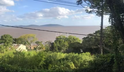 Terreno com área de 747m², localizado em região alta da região com vista para o Guaíba. Sobre o terreno há uma casa não averbada na matrícula com  03 dormitórios , living para vários ambientes, lareir