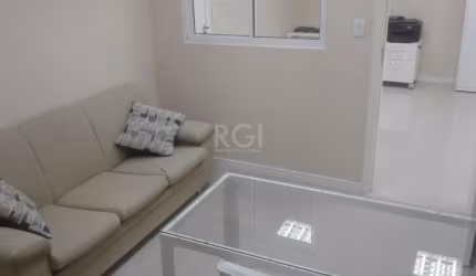 Ótima oportunidade de investimento! Sala à venda no Edifício General Vitorino, localizada  no Centro Histórico de Porto Alegre. Com uma área privativa de 77.9m² e área total de 110.3m², essa sala é pe