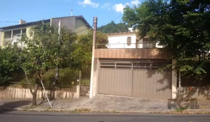Casa no Morro São Caetano, rua Fernando Osório, a 400mt. da Av. Teresópolis, com living dois ambientes, gabinete, lavabo,copa/cozinha, área de serviço, lavanderia, pátio lateral, pátio nos fundos com 