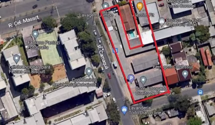 Excelente oportunidade de adquirir um terreno plano de 1677 m² localizado na Rua Camaquã, no bairro Camaquã, em Porto Alegre. A área conta com infraestrutura de água, energia elétrica e rede de esgoto