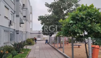 Ótimo apartamento com 2 dormitórios, living 2 ambientes, banheiro social, cozinha mobiliada, área de serviço.&lt;BR&gt;&lt;BR&gt;Ficam: cozinha montada.&lt;BR&gt;Os armários da cozinha, do banheiro e 