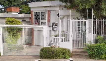 Excelente Casa com três dormitórios, living dois ambientes , banheiro social, cozinha, área de serviço, dependência, um enorme pátio com piscina, dois salões de festas e duas vagas de garagens.