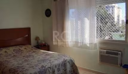 APARTAMENTO amplo no bairro CRISTAL, zona sul de PORTO ALEGRE, RS.&lt;BR&gt;&lt;BR&gt;Ótimo apartamento amplo, com living 2 ambientes com sacada, cozinha, banheiro social, área de serviço, dependência