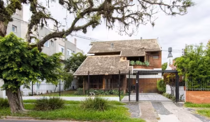 Casa 5 dormitórios, 2 suítes, sacada, sala de estar e jantar, lareira e churrasqueira, piscina,  lavabo, área de serviço, dependência de empregado,  garagem para 6 carros. Com excelente localização, p