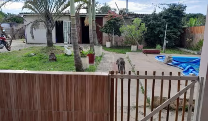 Otima casa a venda, com um terreno todo plano, com 2 dormitorios, 2 banheiro,piscina, e no final do patio um grande galpao(salao de festas) com churrasqueira.&lt;BR&gt;Local muito calmo,seguro, com mu
