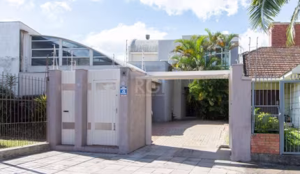 Excelente casa de 4 dormitórios, sendo 1 suíte térrea e outra no piso superior, sala com lareira, sala de jantar, espaço gourmet, sala de cinema , cozinha montada e amplo pátio com piscina.&lt;BR&gt;F
