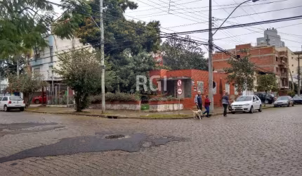 Terreno no Bairro Menino Deus, com 240 m² de área, com 10,10m de frente ao norte na Rua Almirante Gonçalves e 24m da frente ao fundo, ao Sul com a  Rua Barão do Tefé. ESTUDA PERMUTA POR ÁREA CONSTRUÍD