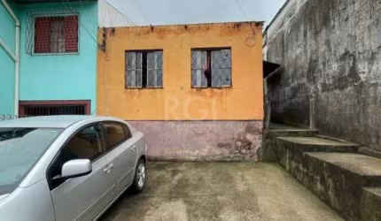 Terreno com leve aclive de 6,60 X 39,60, sobre o terreno existe duas casa de 1 dormitório, uma de alvenaria e outra de madeira não averbadas.