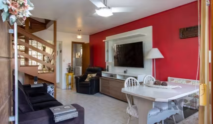 Belo sobrado com 3 pavimentos. No térreo possui amplo living para 2 ambientes, lavabo, cozinha montada integrada, área de serviço externa e lavanderia. Conta ainda com área coberta com churrasqueira, 