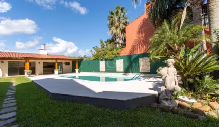 Casa no Jardim Verde Ipanema, Zona Sul de Porto Alegre com área privativa de  278,15m² e excelente área de terreno.&lt;BR&gt;Amplo living com 3 ambientes abertos com lareira para sala de estar e sala 