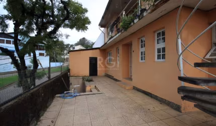 Excelente oportunidade de compra de Prédio residencial ou comerical, com 04 apartamentos, ambos com 02 domritorios, sala, cozinha, banheiro e área ser serviço( sem cobrança de condomninio, Iptu e taxa