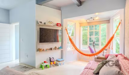 Casa em condomínio, com 3 dormitórios, sendo uma suíte, 2 vagas de garagem descobertas. Imóvel muito amplo, arejado e ensolarado com living para 2 ambientes, semi -mobiliado com todos os móveis sob me