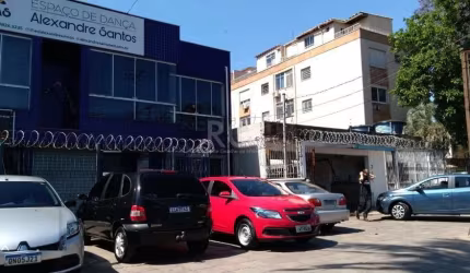 Prédio comercial  em ótima localização. locado para estabelecimento comercial, o prédio possui lojas na testada e salas comerciais onde algumas também estão alugadas, tem junto nos fundos um sobrado e