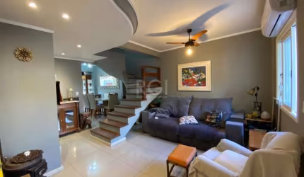 Excelente sobrado de 117 m² em condomínio com 2 dormitórios, sendo os dois suítes, no bairro Vila Nova próximo ao Zaffari Cavalhada. Disposta em 2 pavimentos, sendo no piso superior 2 suítes e no térr