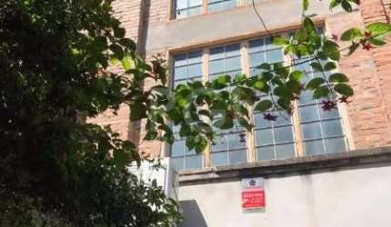 Dois prédios com 3 andares cada, um de frente com pátio interno e o outro nos fundos (residencial).&lt;BR&gt;O da frente com entrada independente acesso aos 2 andares, 2º e 3º pavimento.&lt;BR&gt;Térr