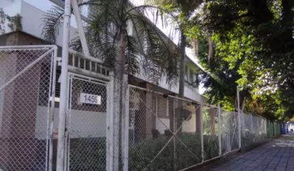 Pavilhao comercial com excelente localização com duas frentes, precisando de investimento devido a incêndio que comprometeu quase que todo o imóvel com exceção do escritório - com aproximadamente 2.00