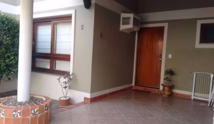 Linda casa em condomínio fechado, com 3 pavimentos, garagem na frente e mais uma vaga ao lado da casa.&lt;BR&gt;imóvel com 3 dormitórios sendo 1 suíte, banheiro social e lavabo, sótão. Cozinha com chu