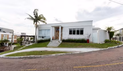 Belíssima residência em condomínio fechado com seis dormitórios, três suítes, closets nos principais dormitórios, dois banheiros sociais, living três ambientes, sala de jantar e cozinha conjugadas,, a