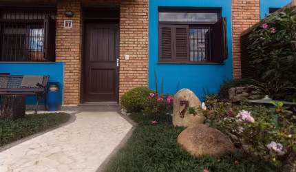 Casa em condomínio no bairro cavalhada. 03 dormitórios, sendo 01 suite, living com 3 ambientes, lareira e pátio cercado com churrasqueira.&lt;BR&gt;&lt;BR&gt;O condomínio oferece uma infraestrutura co