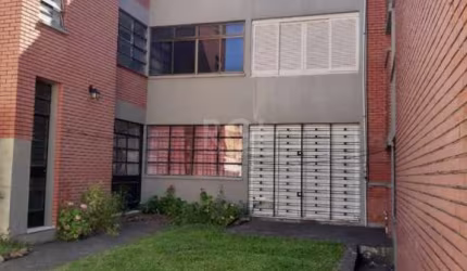 Excelente prédio com 3 apartamentos, sendo n° 101 com área total de 367,57 m² e o n° 201 com uma área total de 324,94m² e n° 301 mediando sua área total de n° 324,94 m². Sendo 01 suíte, 3 quartos, 2 b