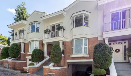 no bairro Três Figueiras, belíssima casa em condomínio com 431,11 m² de área privativa. Quatro dormitórios, 3 suítes sendo a suíte master com closet e banheira de hidromassagem. Gabinete, sótão com am