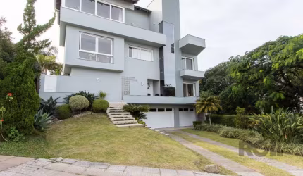 Casa em condomínio distribuída em 4 pavimentos. Vista espetacular para o Rio Guaíba e cidade. &lt;BR&gt; Semi mobiliada,2 dormitórios sendo 1 suíte com closet  hidromassagem, com piso, louças e metais
