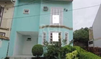 Casa com 3 dormitórios (1 suíte), sótão grande, churrasqueira, lavanderia e jardim na entrada, isso em condomínio fechado com sistema de portaria virtual e câmeras de monitoramento.&lt;BR&gt;Área de s