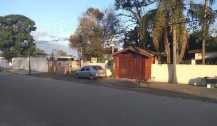 Ótima casa à venda em Belém Novo, Porto Alegre. Com área privativa de 240m² e área total de 480m², esta casa conta com 2 dormitórios, 1 banheiro social e 1 sala. Com excelente estado de conservação do