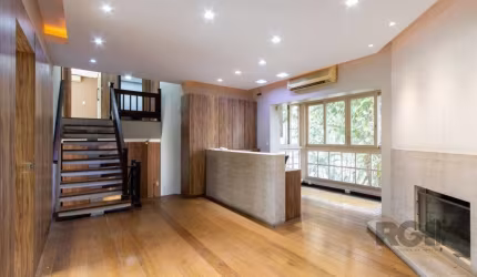 Excelente casa comercial com aproximadamente 300m² de área construída. Possui ampla recepção com lareira, 10 salas de trabalho climatizadas e individuais com móveis planejados, amplo auditório climati