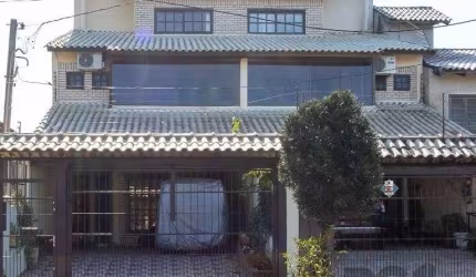 Casa  3 dorm. I suíte I Vaga 2  carros&lt;BR&gt;&lt;BR&gt;&lt;BR&gt;Excelente  sobrado com  3 dormitórios  sendo 1 suíte, mais um sótão amplo,  living 2 ambientes lavabo, cozinha com armários sob medi