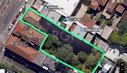 Terreno com uma casa medindo  166m2  ,  terreno com as seguintes medidas 9,91 x 55 x 11,65 x 32,80 x 21,56 x 22,20 chegando a uma área total de 707m2. Quase esquina com a Rua São Pedro&lt;BR&gt;PS tem