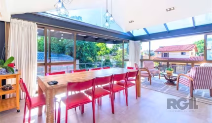Ótima casa de 4 dormitórios sendo 3 suítes, com hall de entrada, cozinha estilo americana, sala de TV, sala de estar, área de serviço separada, banheiro social, espaço gourmet com churrasqueira, pisci