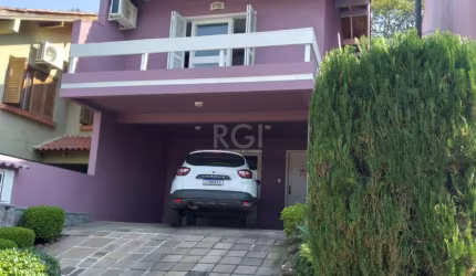 Excelente casa em condomínio com segurança e portaria 24 horas, vagas para visitantes, piscina completa com área de lazer, lago com peixes, academia completa, salão de festas com capacidade para mais 