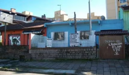 TERRENO NA AV. CEL MASSOT COM 11M DE FRENTE POR 33M DE FUNDOS, CASA ANTIGA QUE NECESSITA REFORMAS COM 2 DORMITÓRIOS, LIVING,COZINHA,WC, LAVANDERIA. Existe construções novas não averbadas. Vale a pena 