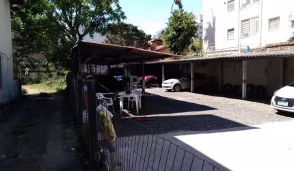 Prédio comercial atualmente alugado e terreno ao lado também alugado par o funcionamento de um estacionamento e uma lavagem, no prédio além das lojas frontais tem salas comerciais onde algumas encontr
