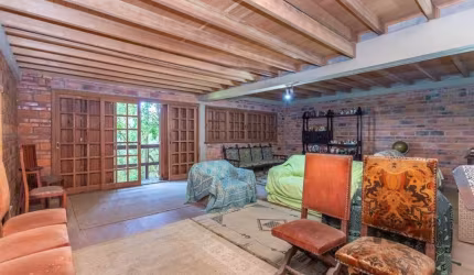 Casa estilo rústico nos altos da Vila Nova, Zona Sul de Porto Alegre.&lt;BR&gt;Linda casa com quase 400 m² de área privativa, de alto padrão, com 4 dormitórios, sendo 1 suíte, 2 amplas salas, lavabo, 