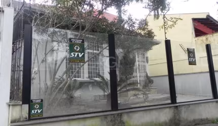 Casa com excelente espaço para Clínica, escritório de advocacia ou afins. Excelente localização no Bairros menino Deus. Casa necessita de reforma, mas com grande potencial para clínica Geriátrica, Cli