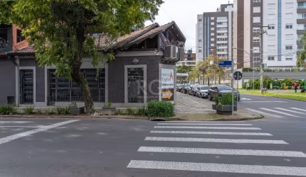 Excelente casa comercial no Bairro Menino Deus. Localização previlegiada, ponto para restaurante, mercado, bar, etc.., próximo a todas conveniências do Bairro. A casa de alvenaria com suas dependência