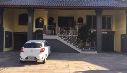 Excelente edifício de quatro andares e 1650m² em uma localização privilegiada. Dispõe de dois andares com salões e banheiros, um andar administrativo no topo e estacionamento subterrâneo para até 18 v