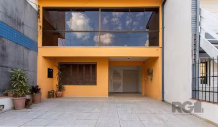 Ótima casa de alvenaria!&lt;BR&gt;Possui quatro dormitórios, uma suíte com banheira, dois dormitórios com sacada, living amplo, sala de Tv, cozinha ampla e planejada, lavanderia, banheiro social, edíc