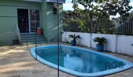 Casa com  três dormitórios, dois banheiros ,sala com dois ambientes, cozinha com dispensa ,ar condicionado nos dois quartos e na sala, Lavanderia com banheiro e quarto de serviço.  &lt;BR&gt;Santa Ter