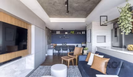 Excelente apartamento, com três dormitórios, dentre eles uma suíte, com uma vaga dupla coberta e escriturada, à poucos minutos do Barra Shopping Sul, com fácil acesso à Orla do Guaíba no bairro Crista