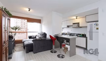 Ótimo apartamento de 2 dormitorio sendo 1 suíte com living 2 ambientes, sala de estar, cozinha, churrasqueira, banheiro social, área de serviço e vaga de garagem coberta.&lt;BR&gt;Composta de cômodos 